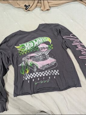 Hot Wheels Womens Grey Long-Sleeve Graphic Tee with Pink & Green Racing Print